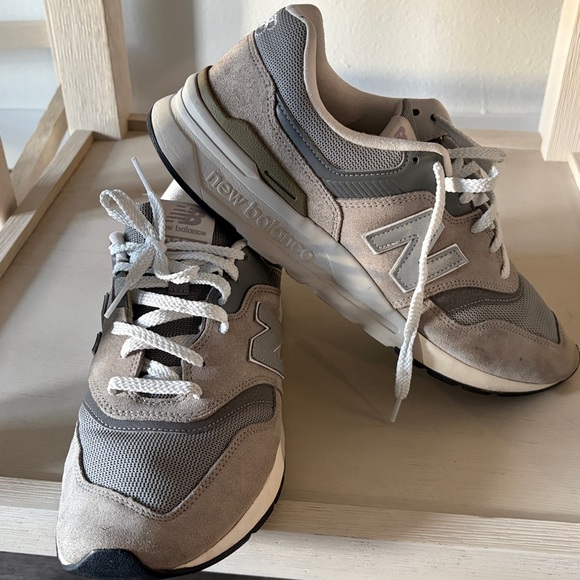 New Balance Men's Gray and White Sneakers - Picture 7 of 17